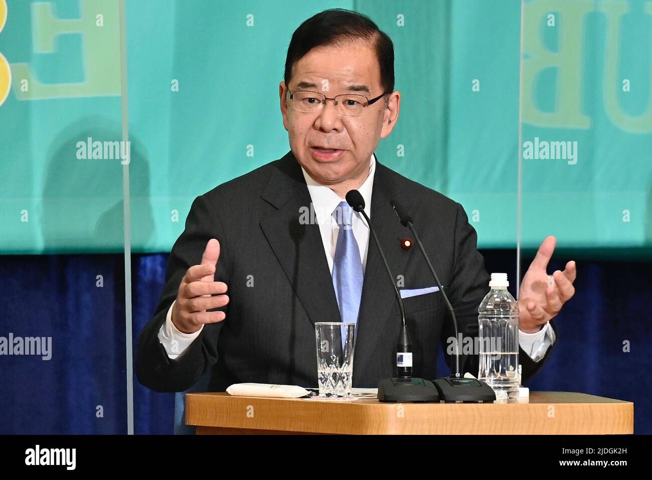 Tokio, Japan. 21.. Juni 2022. Der Vorsitzende der Kommunistischen Partei Japans, Kazuo Shii, nimmt an der Debatte der Parteiführer vor den Oberhauswahlen am 21. Juni 2022 in Tokio, Japan, Teil, da die offizielle Wahlkampfperiode am Tag nach der für den 10. Juli festgelegten Debat für die Parlamentswahlen beginnen sollte. (Bild: © POOL via ZUMA Press Wire) Stockfoto