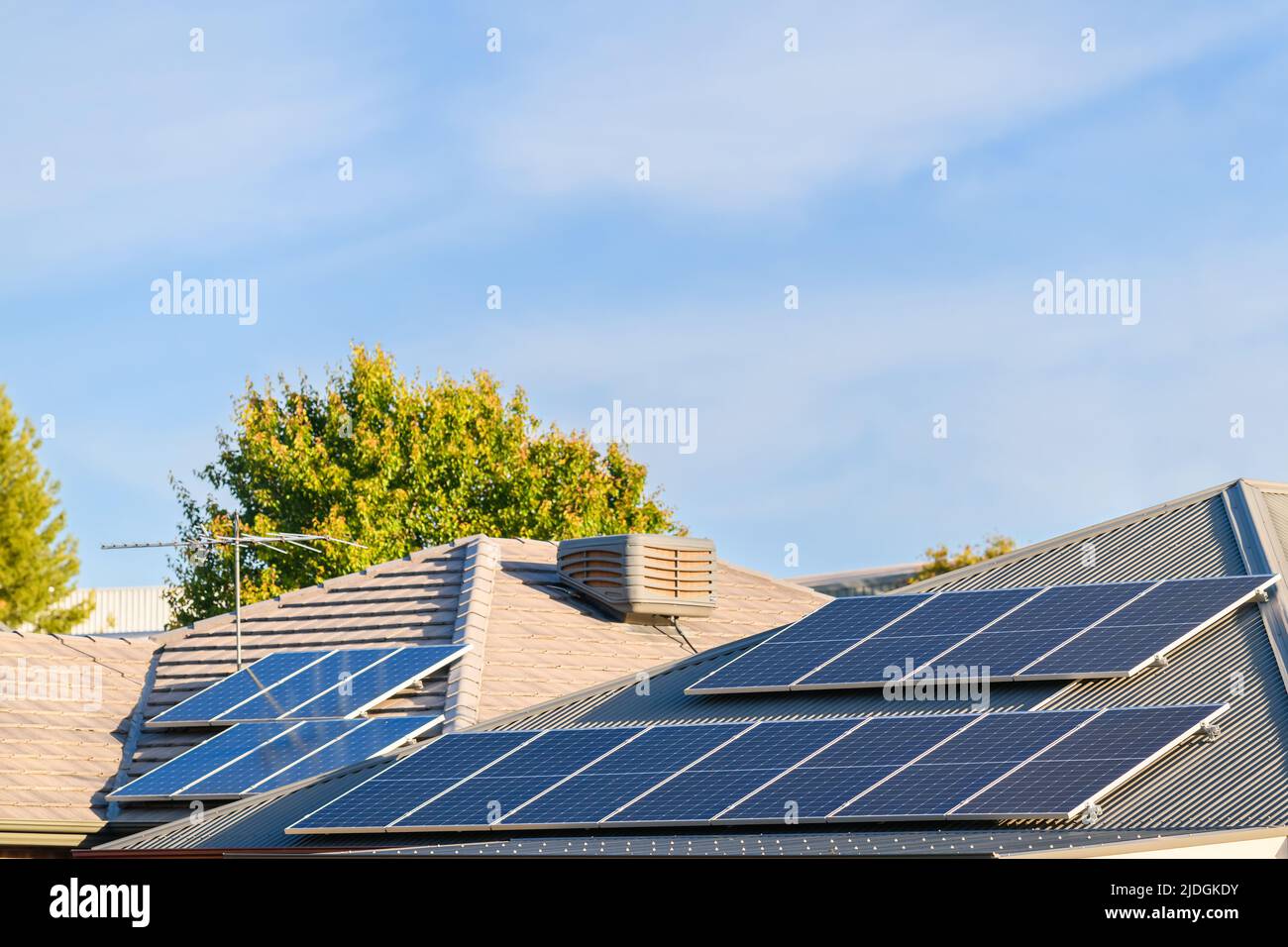Hausdächer mit Sonnenkollektoren, die in einem Vorort von Südaustralien installiert sind Stockfoto
