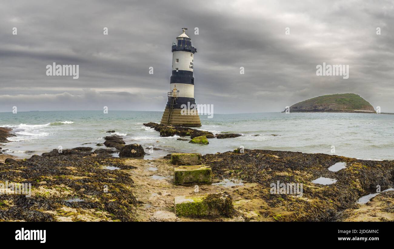 Black Point, Penmon, Ynys Seiriol, Anglesey, Nordwales, VEREINIGTES KÖNIGREICH. Der Leuchtturm Trwyn Du in Penmon Point wurde 1838 vom Trinity House zur Markierung des Nordens erbaut Stockfoto