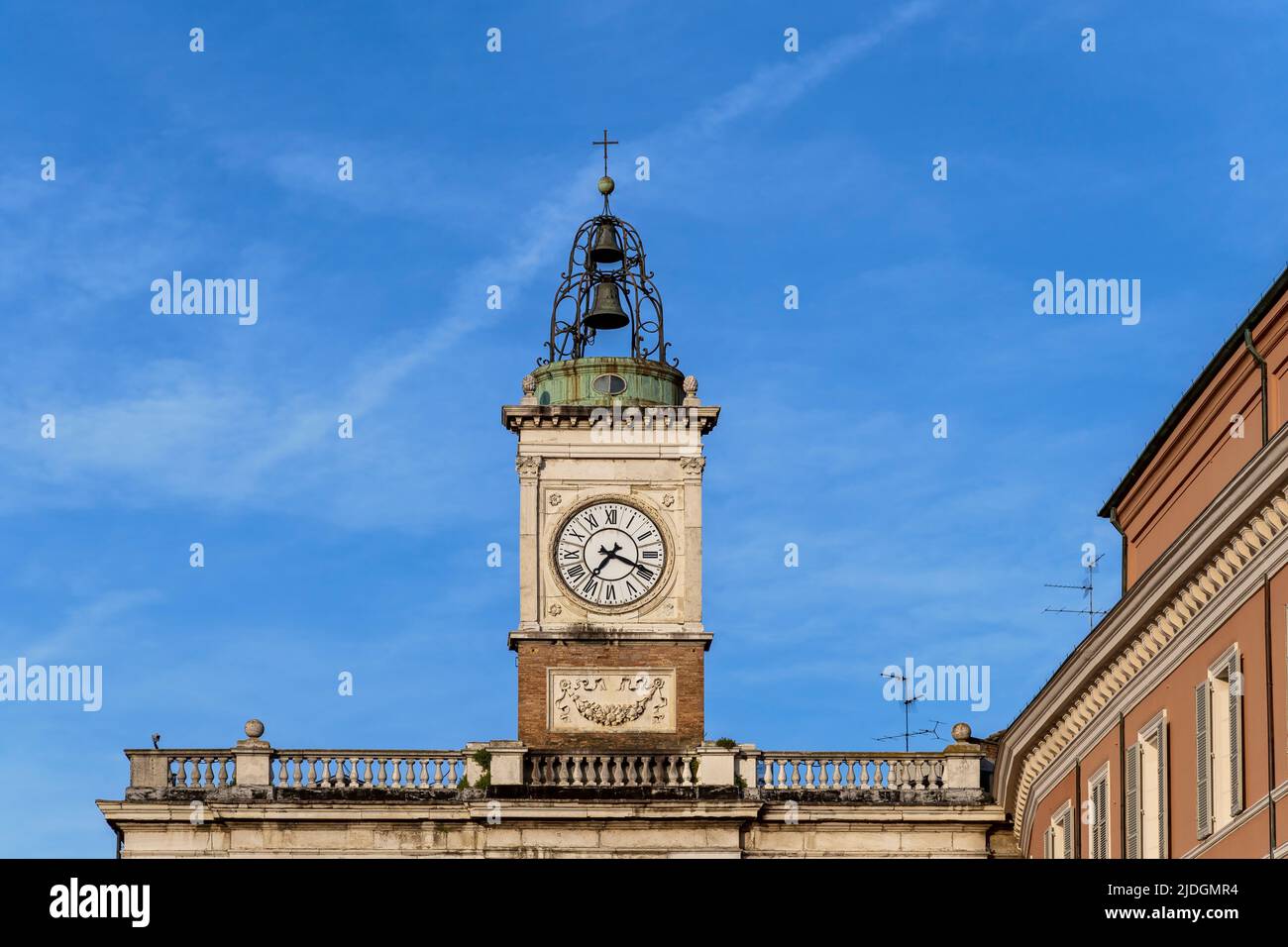 Alte Glocke und Uhrenturm auf der Piazza Del Popolo. Ravenna, Emilia Romagna, Italien, Europa, Europäische Union, EU. Blauer Himmel, Kopierbereich. Stockfoto