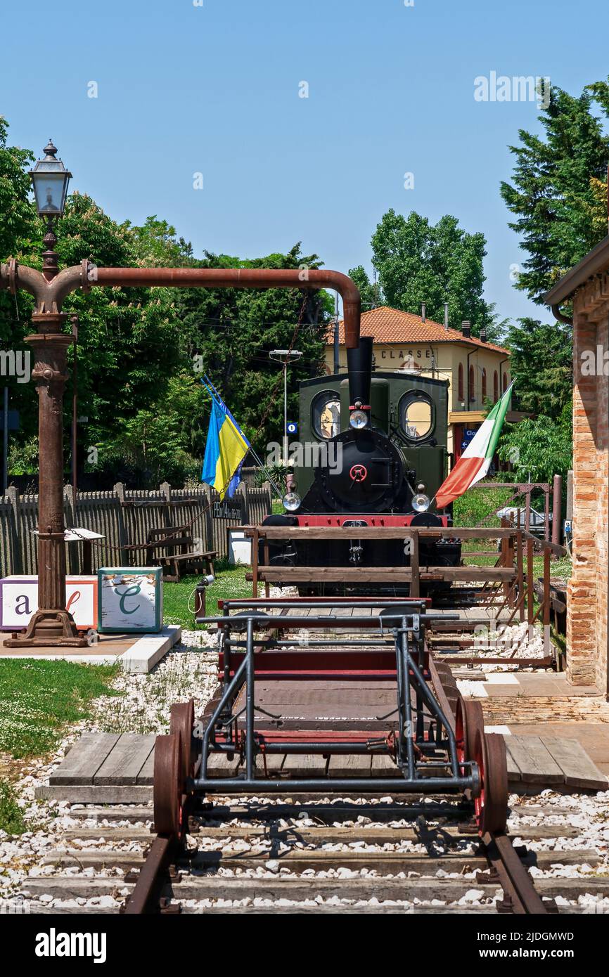 Alte Dampflokomotive mit italienischen, ukrainischen, EU-Flaggen. Russische Invasion der Ukraine 2022. Classe, Ravenna, Emilia-Romagna, Italien, Europa Stockfoto