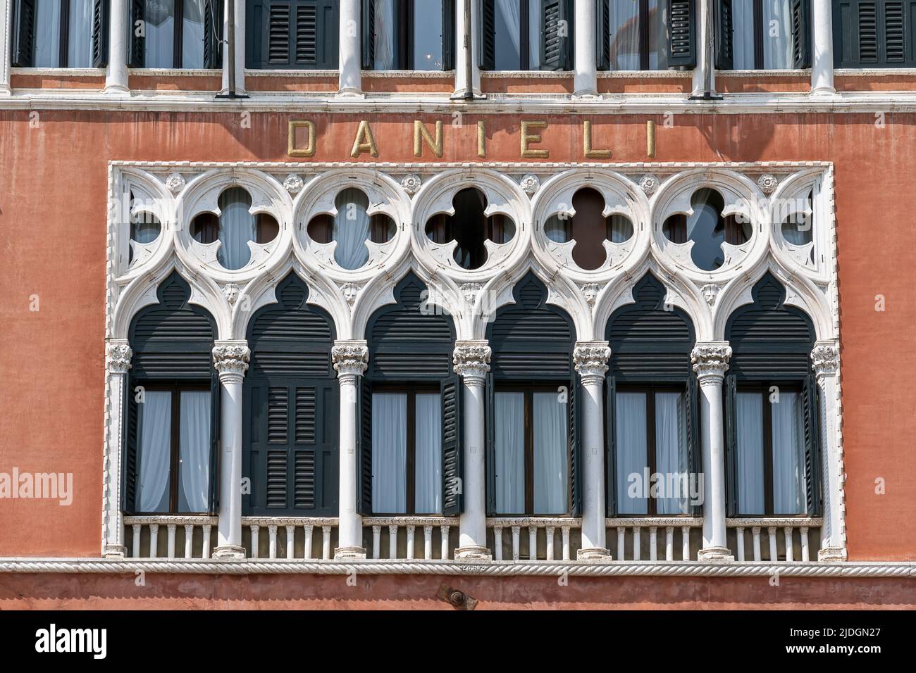 Hotel Danieli, fünf-Sterne-Luxus, weltbekannt. Fassade im venezianischen gotischen Stil. Venedig, Italien, Europa, EU. Hotelsignenname. Nahaufnahme. Stockfoto