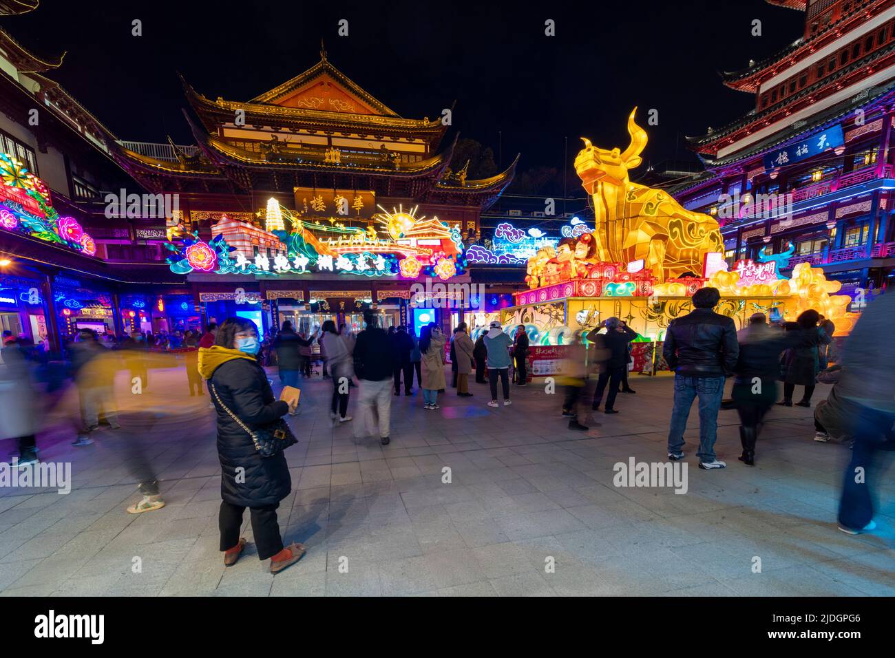Die berühmten beleuchteten Laternen zeigen im Inneren des Yu Yuan, Yu Garden, während des Laternenfestes im Jahr des Ochsen. Stockfoto