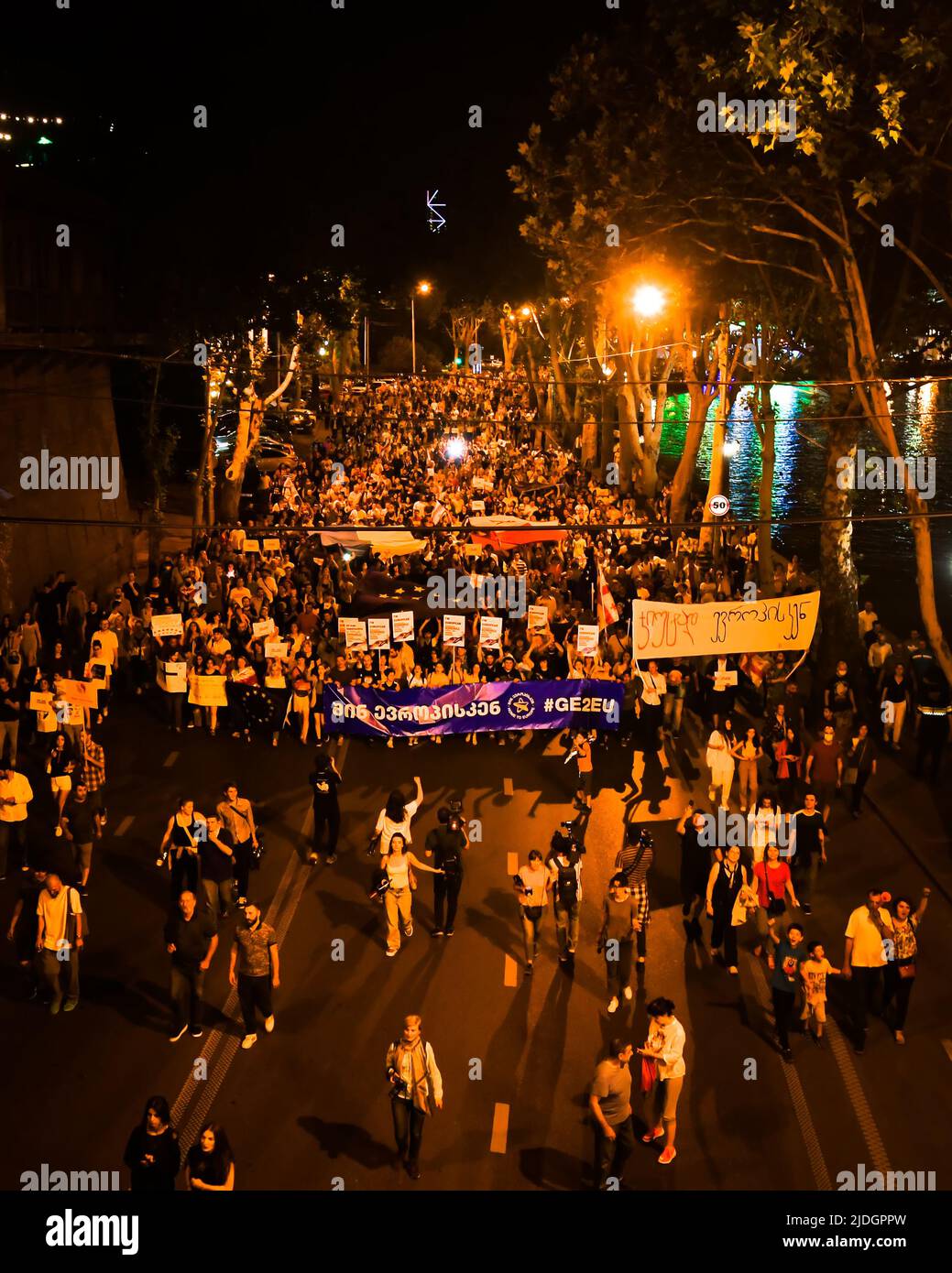 Tiflis, Georgien - 20.. Juni 2022: Luftaufnahme Menschen marschieren auf den Straßen zu großen EU-pro-Rallye-Veranstaltung. Tausende von Menschen am Vorabend einer friedlichen Demonstration Stockfoto