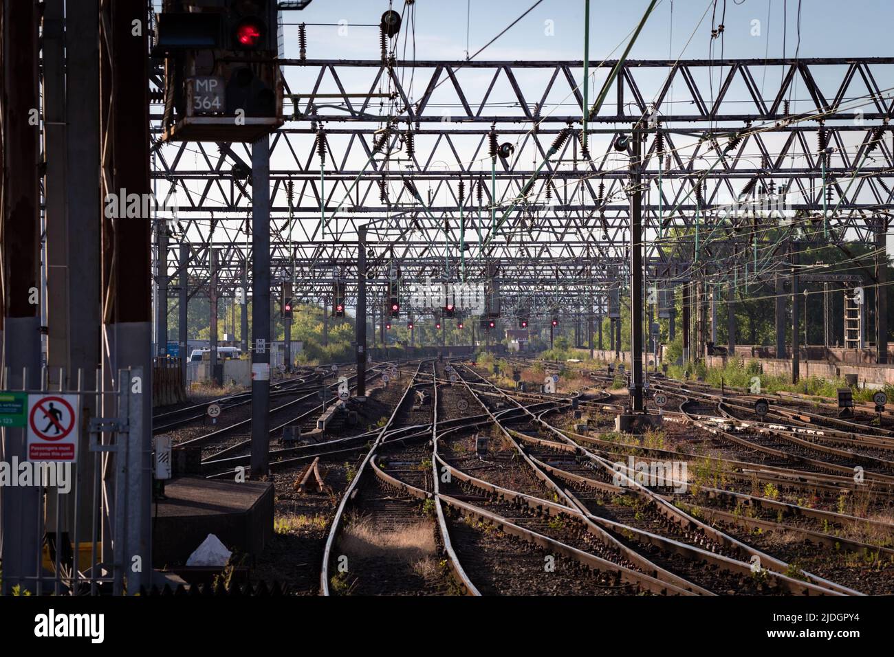 Manchester, Großbritannien. 21.. Juni 2022. Alle Signale sind rot und verlassen leere Spuren vom Bahnhof Piccadilly. Der größte Eisenbahnstreik seit über 30 Jahren ging nach dem Scheitern der Gespräche in letzter Minute voran. GMT erklärt, dass es keine andere Wahl hat, als aufgrund der vorgeschlagenen Kürzungen bei Arbeitsplätzen, Gehältern und Renten zu streiken. Kredit: Andy Barton/Alamy Live Nachrichten Stockfoto