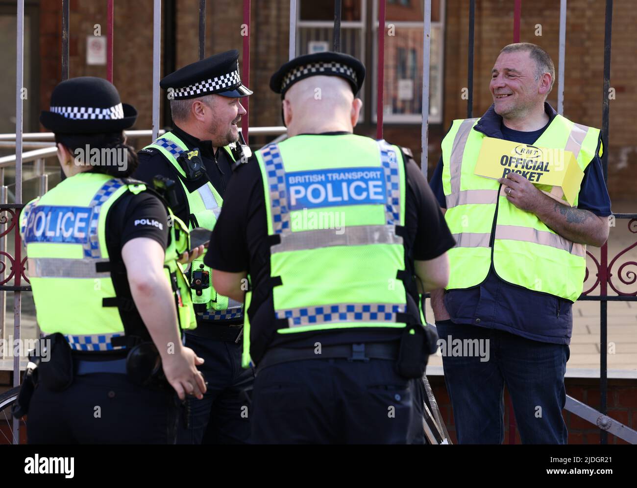 Leicester, Leicestershire, Großbritannien. 21.. Juni 2022. Während des ersten von drei nationalen Streiks sprechen Polizisten mit einem Eisenbahner, der auf einer Streiklinie steht. Der GMT nannte die Streiks über Arbeitsplatzabbau, Bezahlung und Bedingungen. Credit Darren Staples/Alamy Live News. Stockfoto