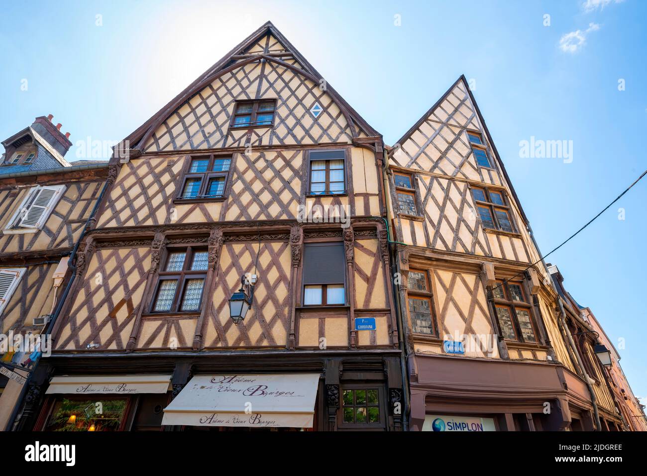 Bourges Fachwerkhäuser, Place Gordaine, Rue Mirebeau, Bourges, Departement Cher, Centre-Val de Loire, Frankreich. Stockfoto