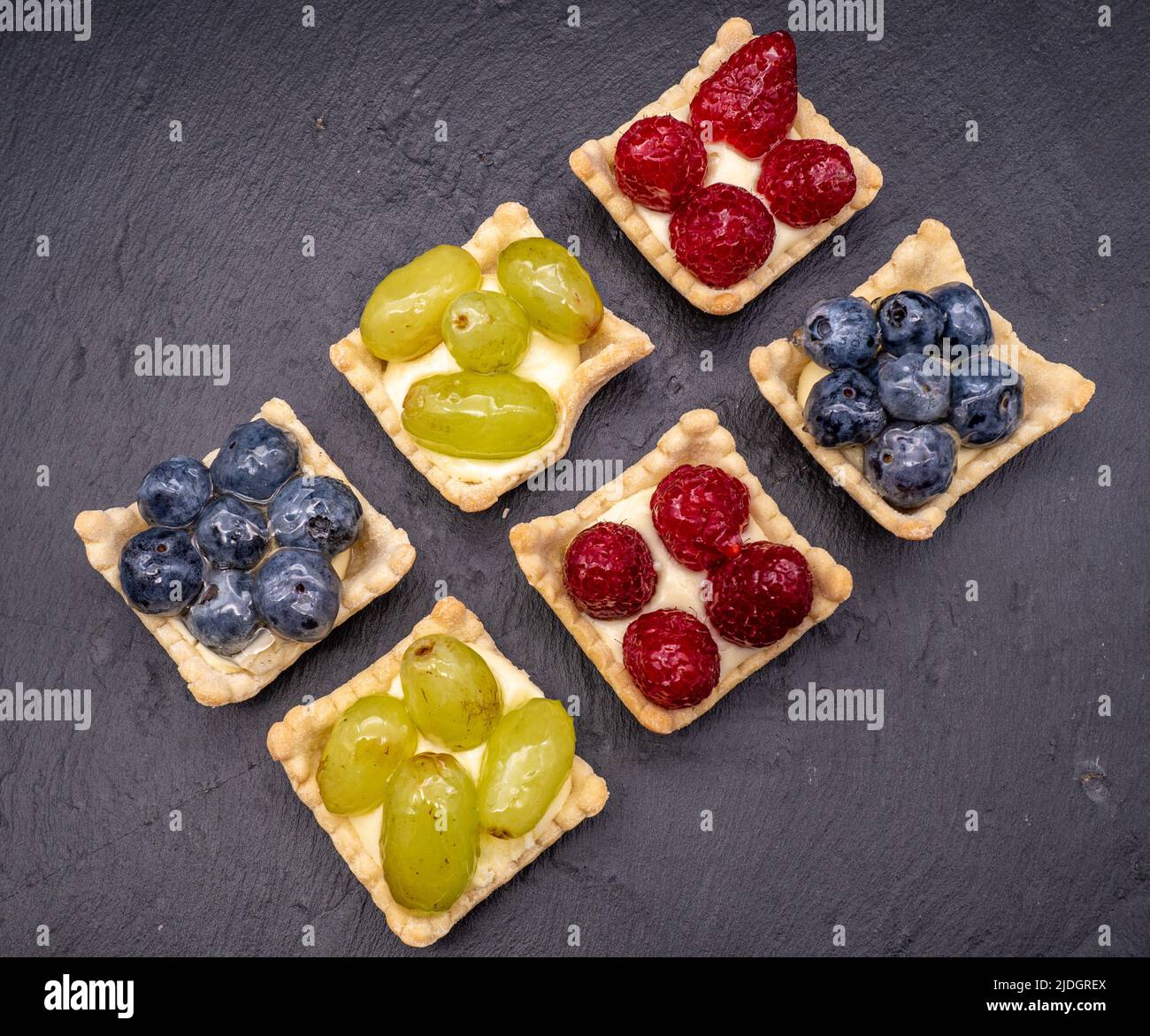 Köstliche Mini-Desserts mit frischen Beeren Stockfoto