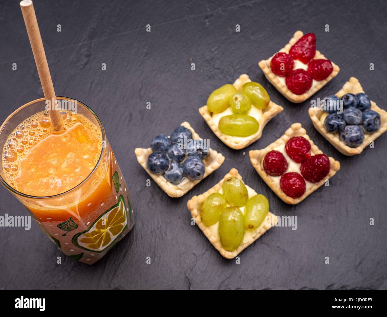 Köstliche Mini-Desserts mit frischen Beeren Stockfoto