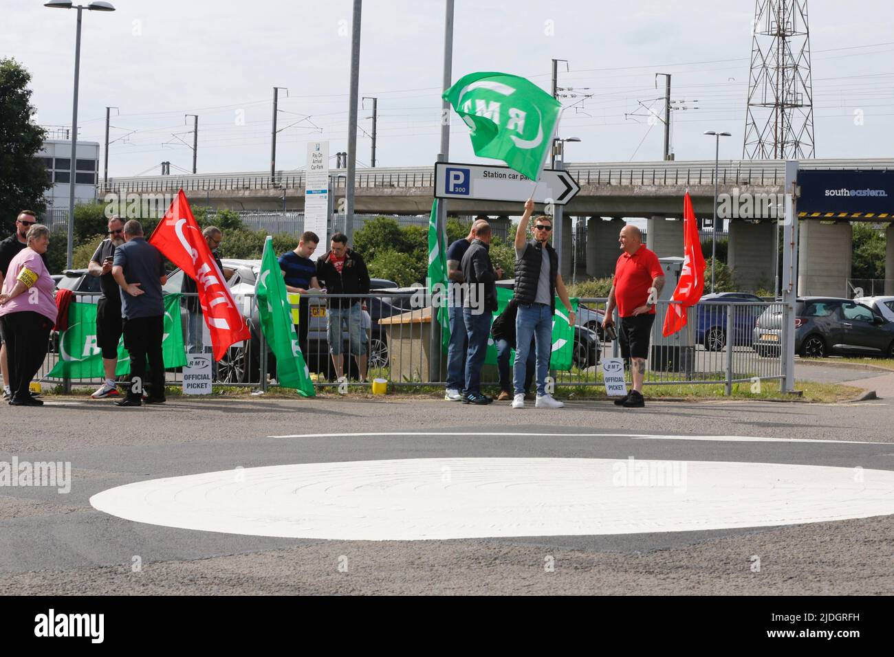 Ashford, Kent, Großbritannien. 21. Juni 2022. Offizielle Streikposten der GMT am internationalen Bahnhof Ashford am ersten Tag einer Arbeitskampfmaßnahme der Gewerkschaft, die den Betrieb von Zügen im ganzen Land beeinträchtigt. Foto-Kredit: Paul Lawrenson /Alamy Live Nachrichten Stockfoto