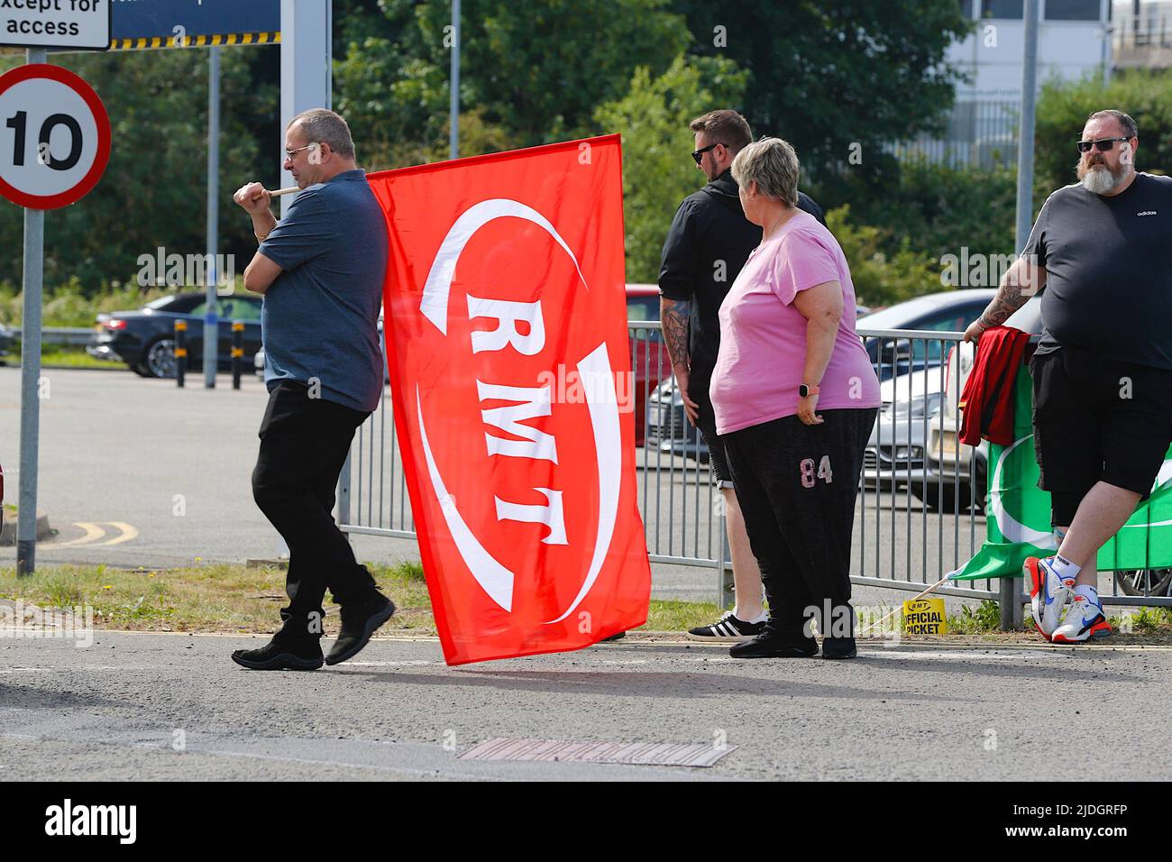Ashford, Kent, Großbritannien. 21. Juni 2022. Offizielle Streikposten der GMT am internationalen Bahnhof Ashford am ersten Tag einer Arbeitskampfmaßnahme der Gewerkschaft, die den Betrieb von Zügen im ganzen Land beeinträchtigt. Foto-Kredit: Paul Lawrenson /Alamy Live Nachrichten Stockfoto