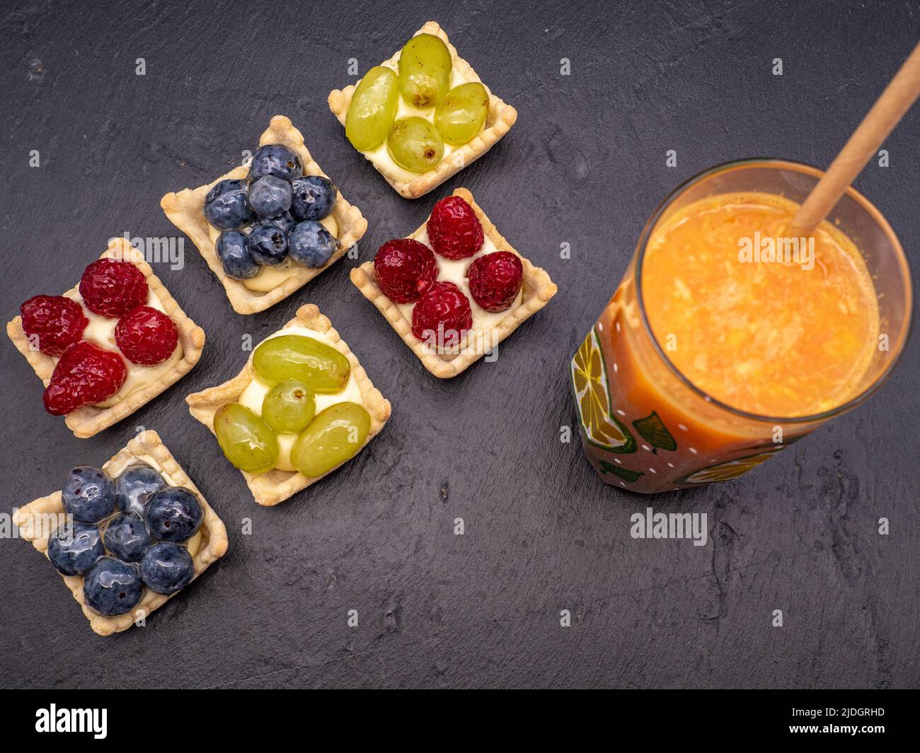 Köstliche Mini-Desserts mit frischen Beeren Stockfoto