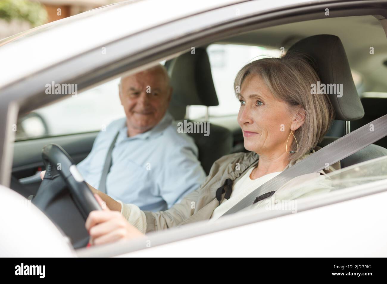 Alter Mann und Frau sitzen im Auto Stockfoto