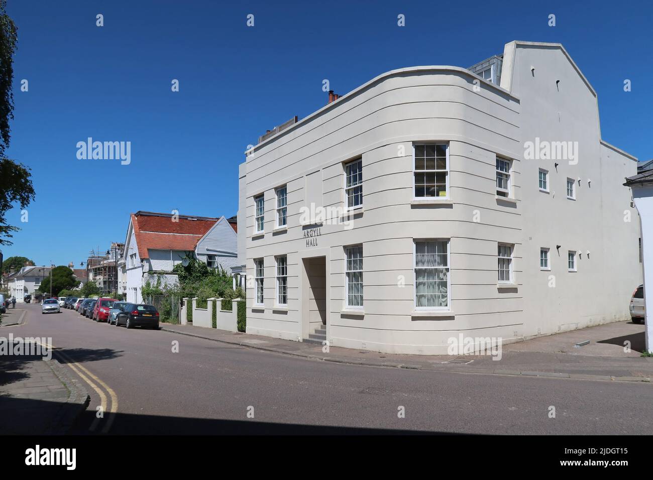 Littlempton WST Sussex, Großbritannien. Altstadt - Ecke River Road und Surrey Street. Zeigt das renovierte Argyll Hall-Gebäude. Stockfoto