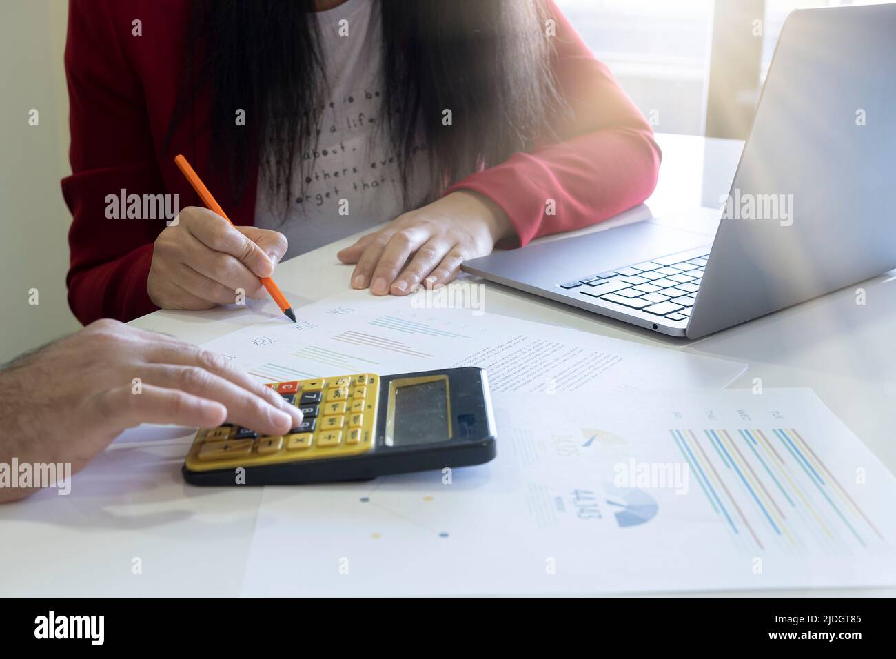 Arbeiten Sie zusammen, Team von Mitarbeitern arbeiten zusammen. Geschäftspartner, Männer und Frauen treffen sich, diskutieren über Diagramme und Berechnungen. Stockfoto