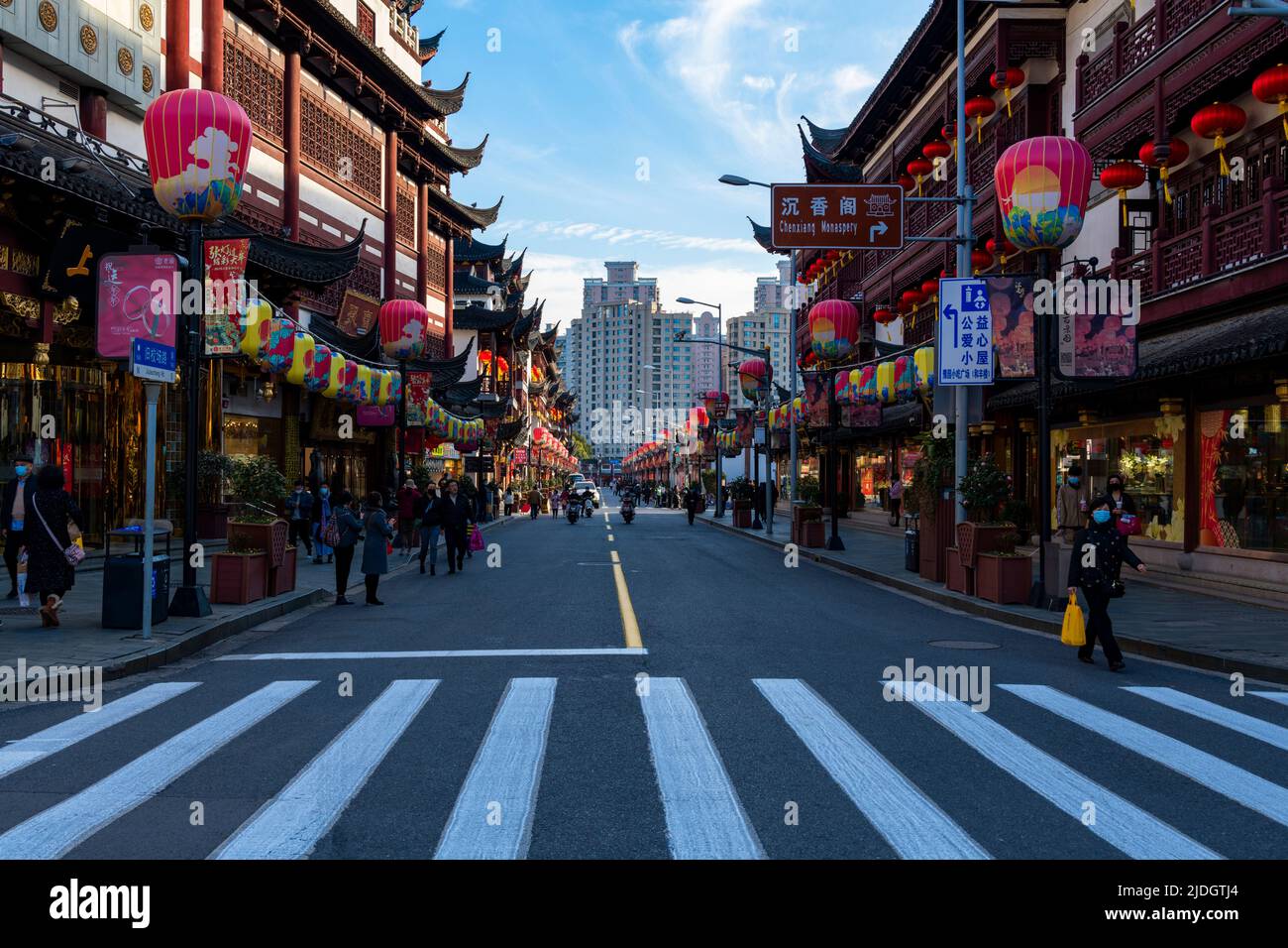 Die beleuchteten Straßen rund um den berühmten Yu Yuan, Yu Garden, während des Laternenfestes im Jahr des Ochsen in Alt-Shanghai in der Abenddämmerung. Stockfoto