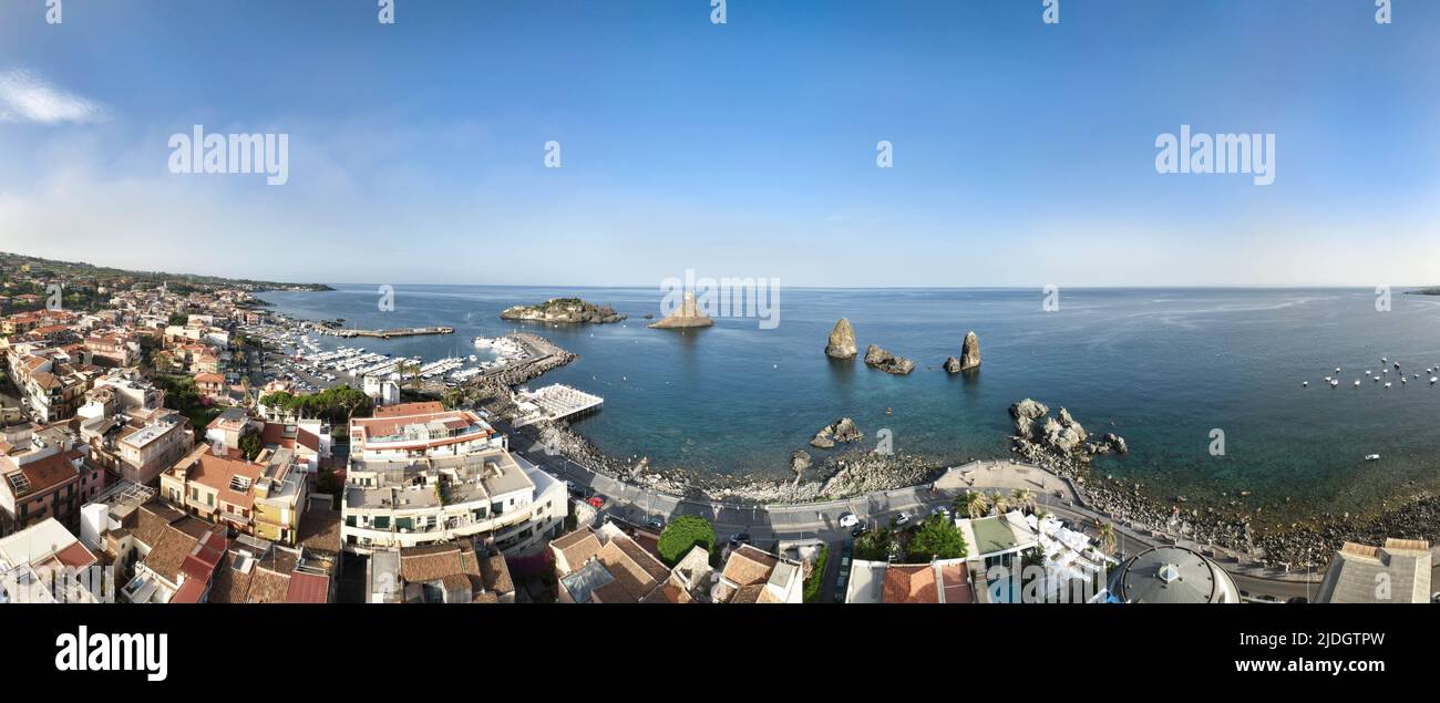 Acitrezza Panorama faraglioni sul Mare blu al tramonto visto dall'alto Stockfoto