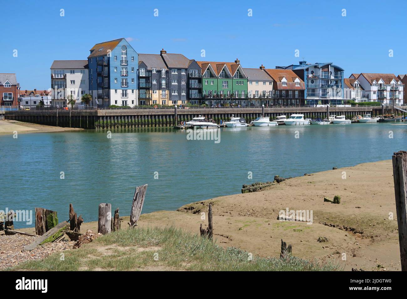Littlehampton, West Sussex, Großbritannien. Kürzlich entwickeltes Uferhaus am Ostufer des Flusses Arun. Zeigt Ponton-Anlegeplatz und Flussufer Fußpfad Stockfoto