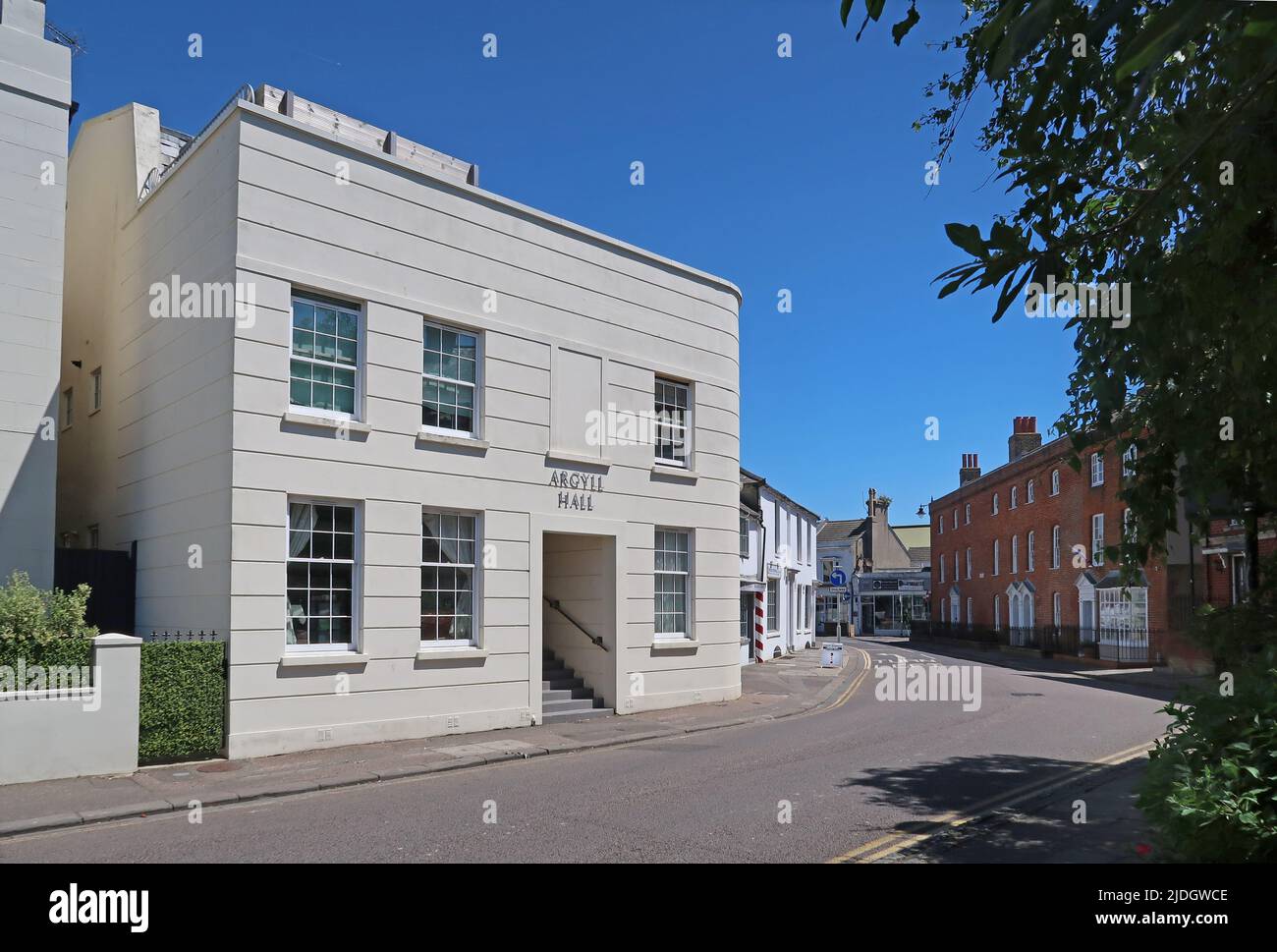 Littlempton WST Sussex, Großbritannien. Altstadt - Ecke River Road und Surrey Street. Zeigt das renovierte Argyll Hall-Gebäude. Stockfoto