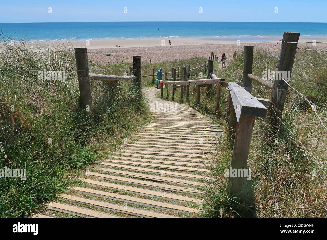 Littlempton, West Sussex, Großbritannien. Ein betretene Fußweg führt durch die Sanddünen hinter West Beach. Stockfoto