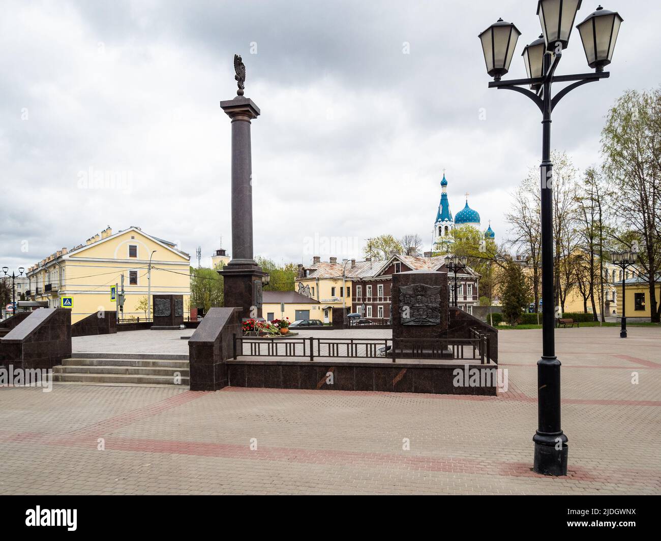 Gatchina, Russland - 15. Mai 2022: gedenkstätte mit Stele, der Stadt des militärischen Ruhms in Gatchina. Gatchina ist die größte Stadt im Gebiet Leningrad, das ist es Stockfoto