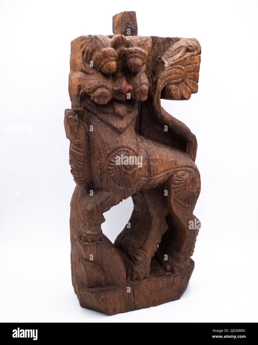Große antike indische Holzschnitzerei des hinduistischen mythischen Löwen Yali. 18. – 19. Jahrhundert Stockfoto
