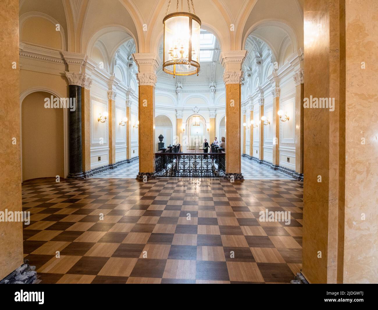 Gatchina, Russland - 15. Mai 2022: Marmortreppe im Großen Gatchina-Palast. Der Gatchina-Palast erhielt 1990 den Status eines UNESCO-Weltkulturerbes Stockfoto