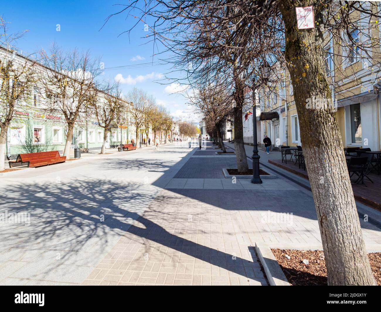 Gatchina, Russland - 15. Mai 2022: Sobornaja Straße in Gatchina Stadt im Frühjahr. Gatchina ist die größte Stadt im Gebiet Leningrad, am besten bekannt als Th Stockfoto