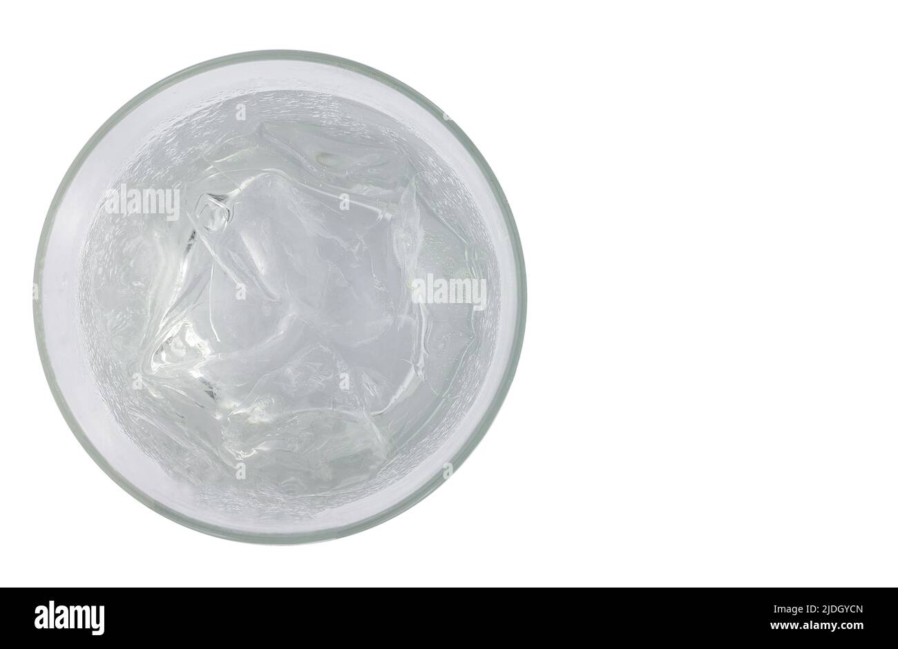 Glas mit Wasser und Eis isoliert auf weißem Hintergrund mit Schneideweg Stockfoto