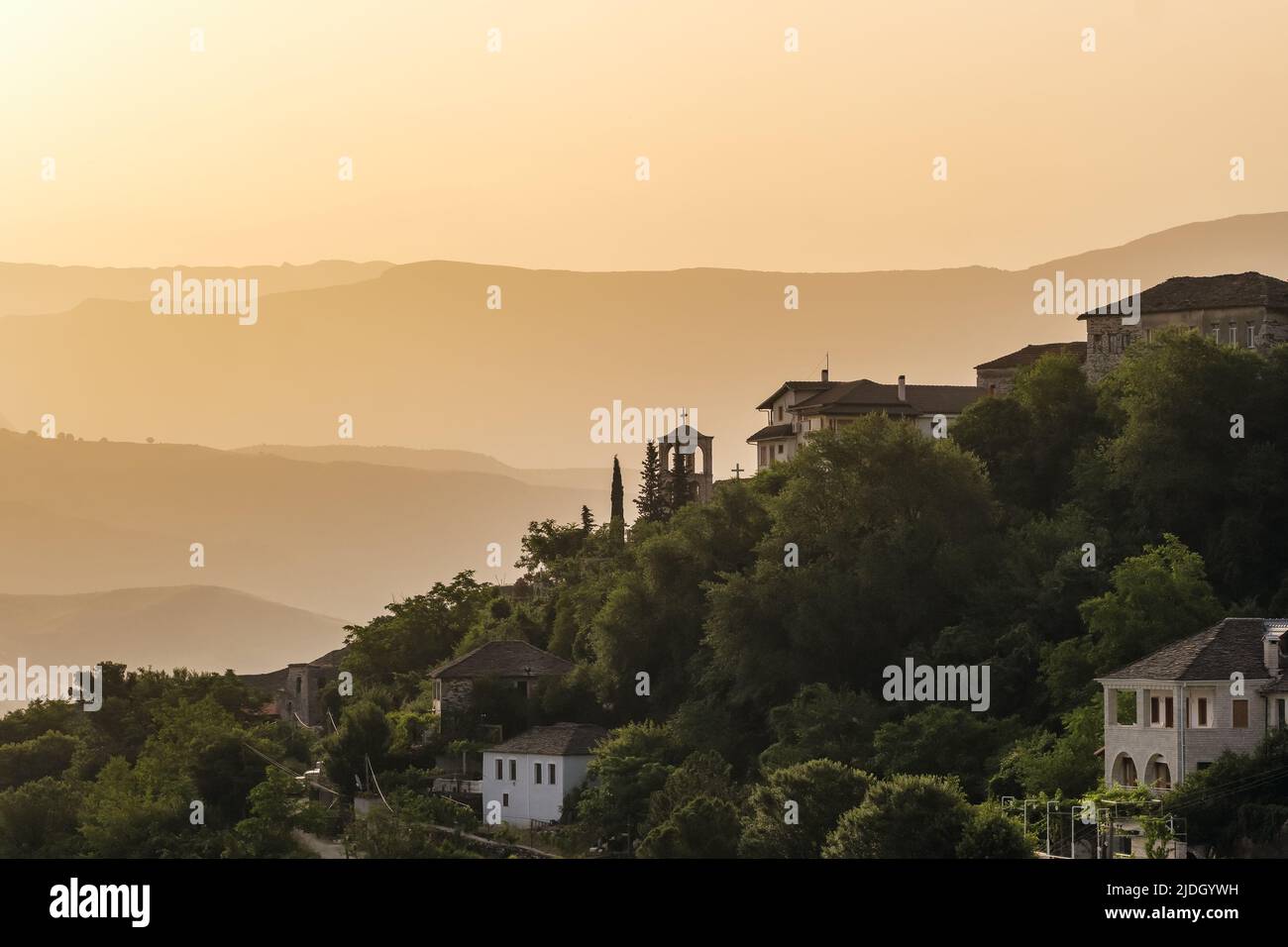 Silhouette der christlichen Kirche in Gjirokaster Stadt, Albanien Stockfoto