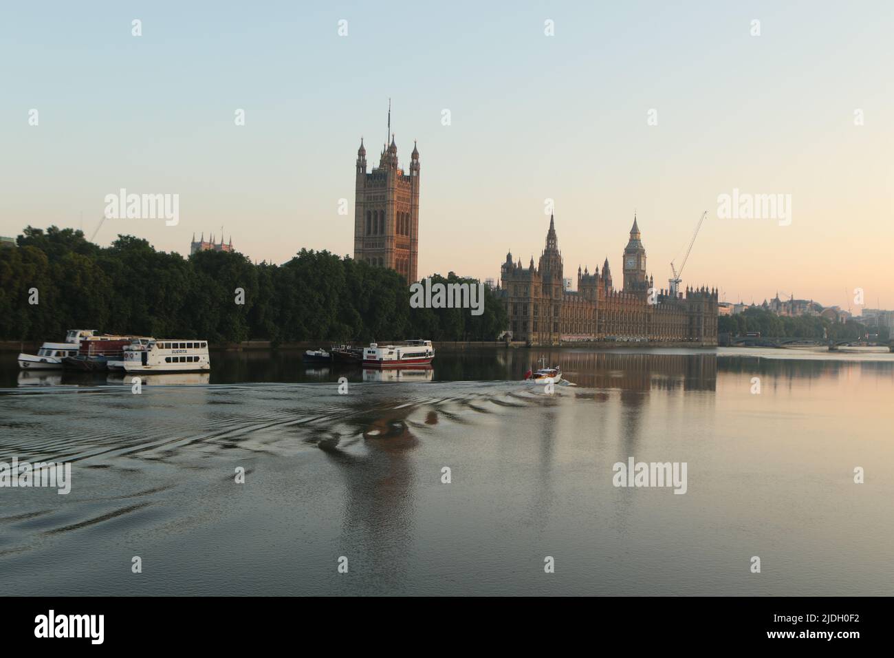 The Royal Barge (1964) einer der Britannia-Ausschreibungen macht sich am Morgen des Trooping the Color 2022 an den Houses of Parliament vorbei Stockfoto