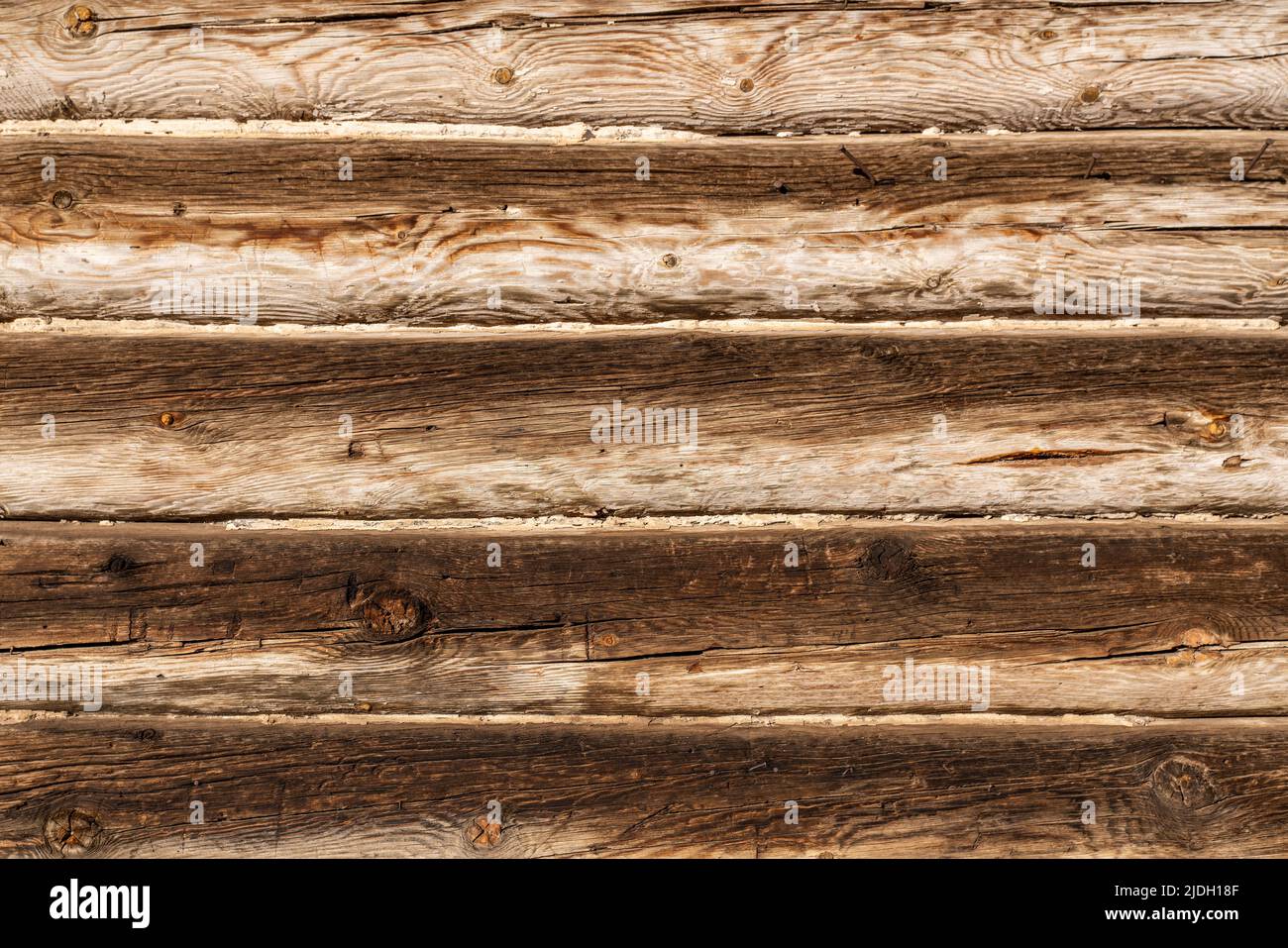 Braunes, unbemaltes Naturholz mit Adern für Hintergrund und Textur. Hochwertige Fotos Stockfoto