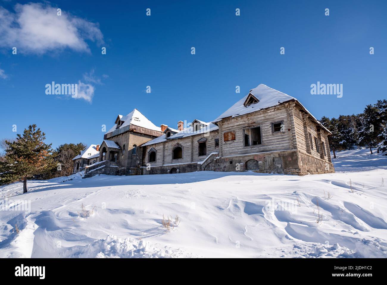 Innenansicht des ruinierten und verfallenen Katharinenpalastes in Kars, Türkei. Hochwertige Fotos Stockfoto