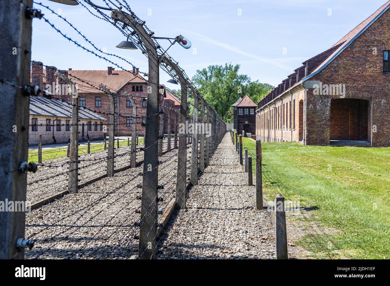 Stacheldraht um das Konzentrationslager Auschwitz-Birkenau. Oswiecim, Polen, 16. Mai 2022 Stockfoto