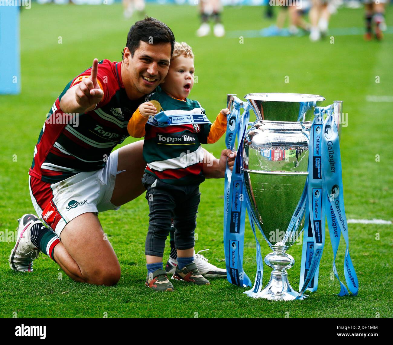 LONDON ENGLAND - JUNI 18 :Matias Moroni von Leicester Tigers mit seinem kleinen Jungen und der Premiership Trophy während Gallagher English Premiership Fina Stockfoto