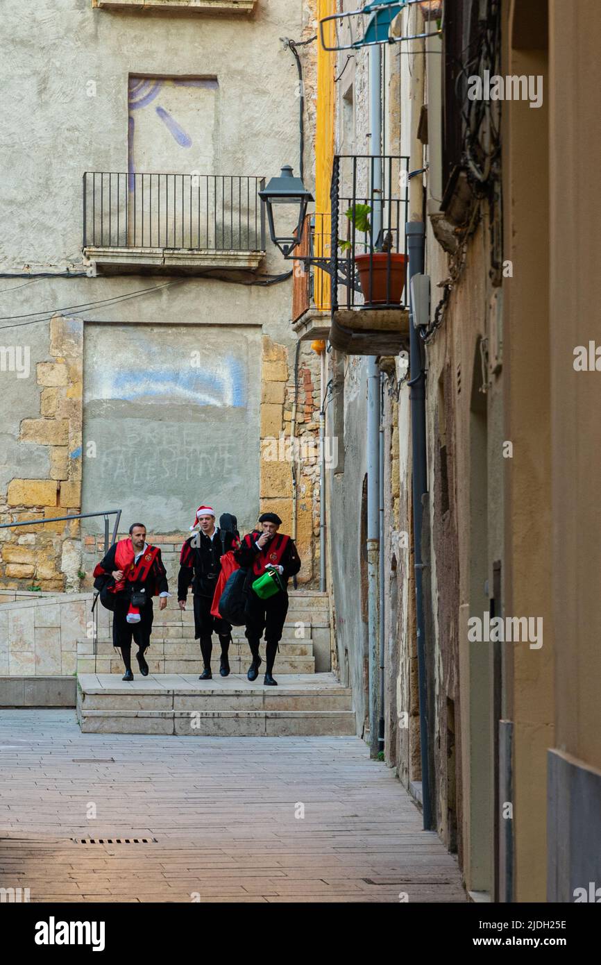 Eine Gruppe von „Thunfisch“-Sängern, die durch die alten Straßen von Tarragona, Katalonien, Spanien, spazieren Stockfoto