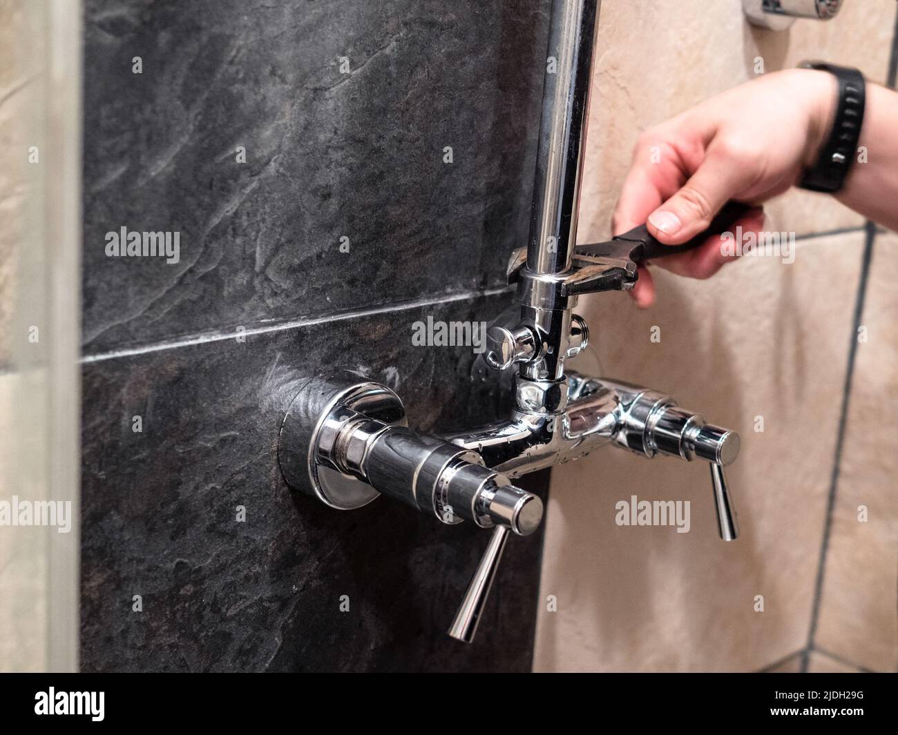 Klempner installiert Duschrohr zu Wasserhahn Ventil in Dusche zu Hause Stockfoto