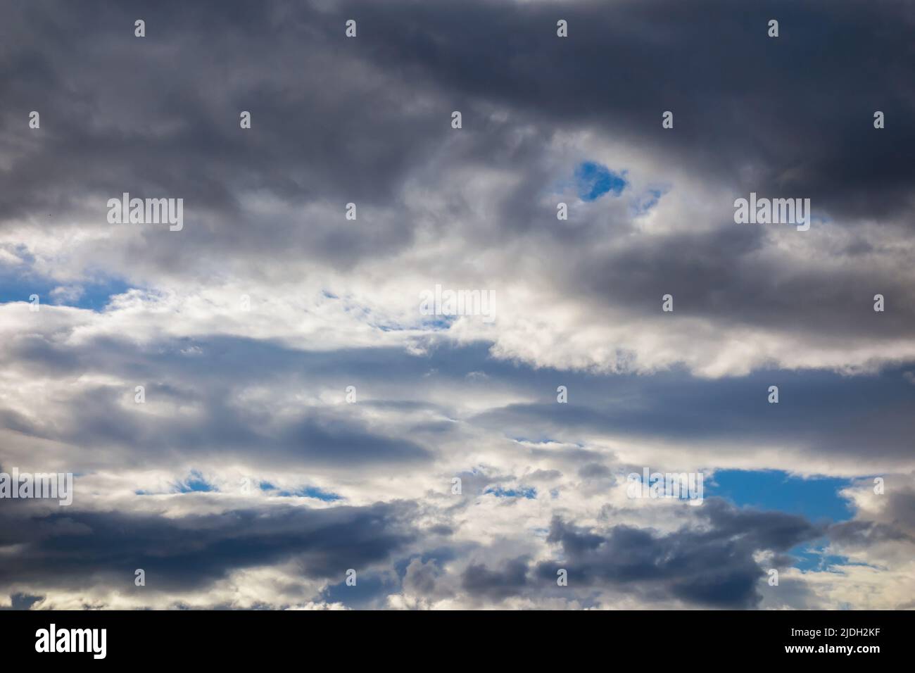 Dramatischer Herbsthimmel mit Wolken als natürlichem Hintergrund Stockfoto