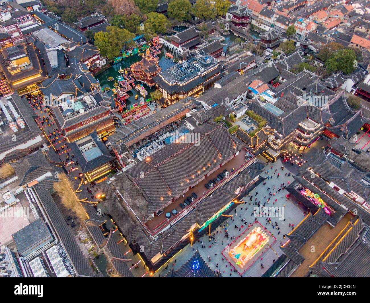 Luftaufnahme des Yu Yuan (Yu Garden) in der Abenddämmerung während des Laternenfestes des Jahres des Ochsen in Shanghai. Stockfoto