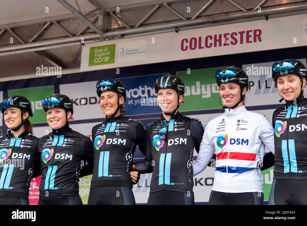 Leah Kirchmann, Charlotte Kool, Franziska Koch, Lorena Wiebes, Pfeiffer Georgi, Megan Jastrab, Fahrer des Teams DSM, bevor sie in der UCI Women's TR Rennen Stockfoto