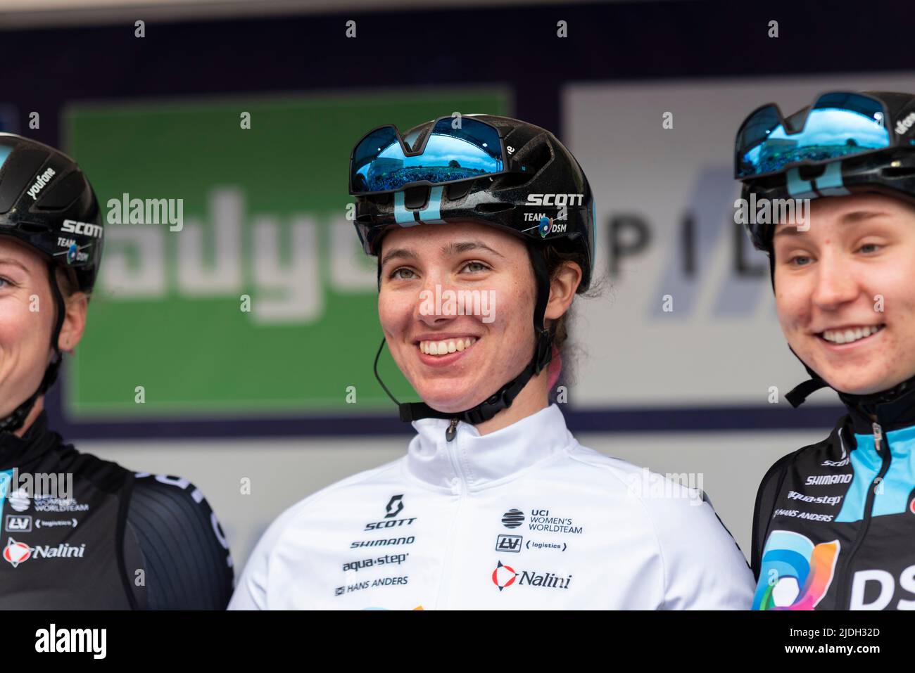 Pfeiffer Georgi und die Fahrer des Teams DSM vor dem Rennen im UCI-Radrennen der Women's Tour von Colchester nach Bury St Edmunds Stockfoto