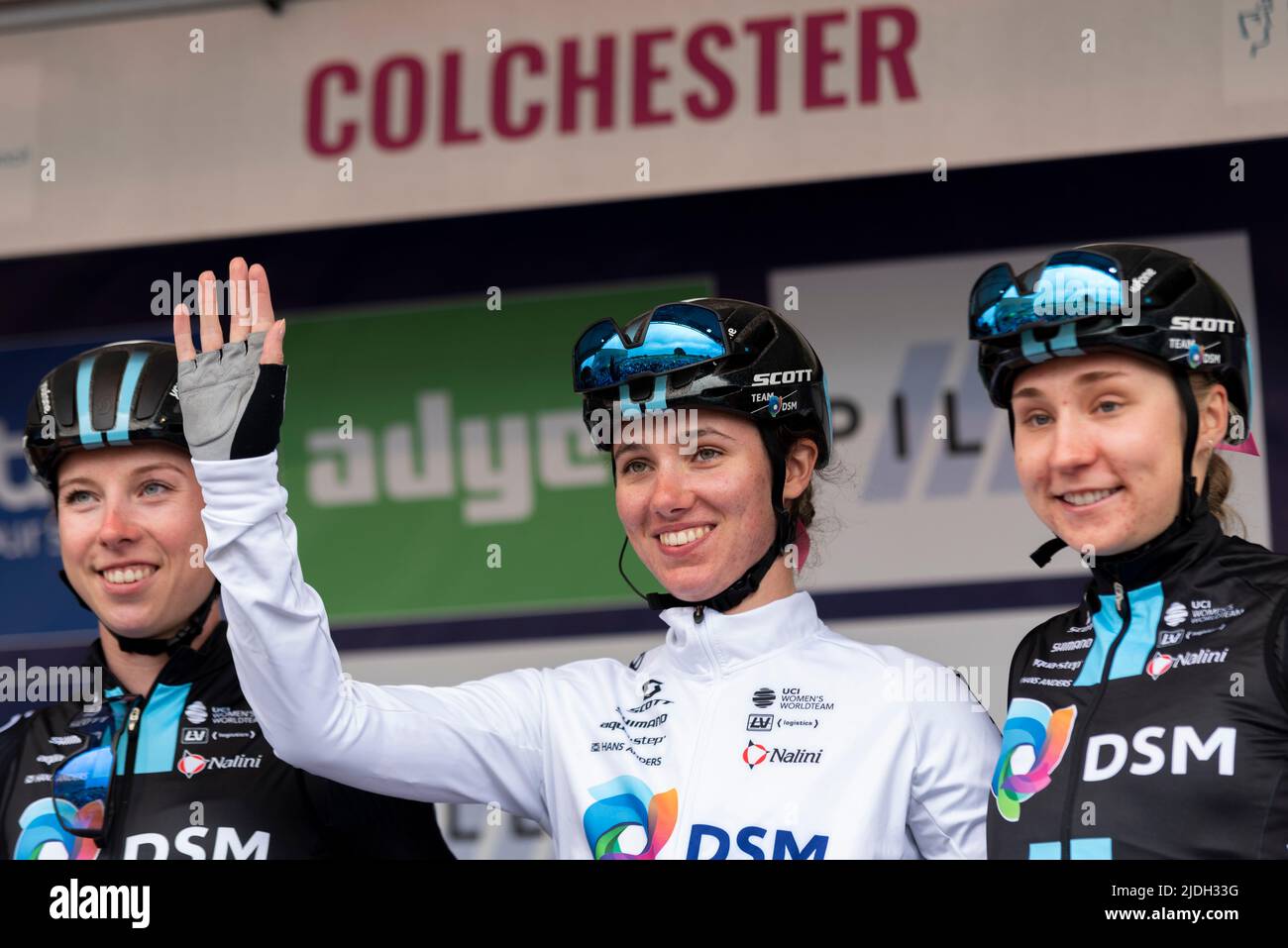 Lorena Wiebes, Pfeiffer Georgi, Megan Jastrab, Fahrer des Teams DSM, bevor sie im UCI-Radrennen der Women's Tour aus Colchester Rennen Stockfoto