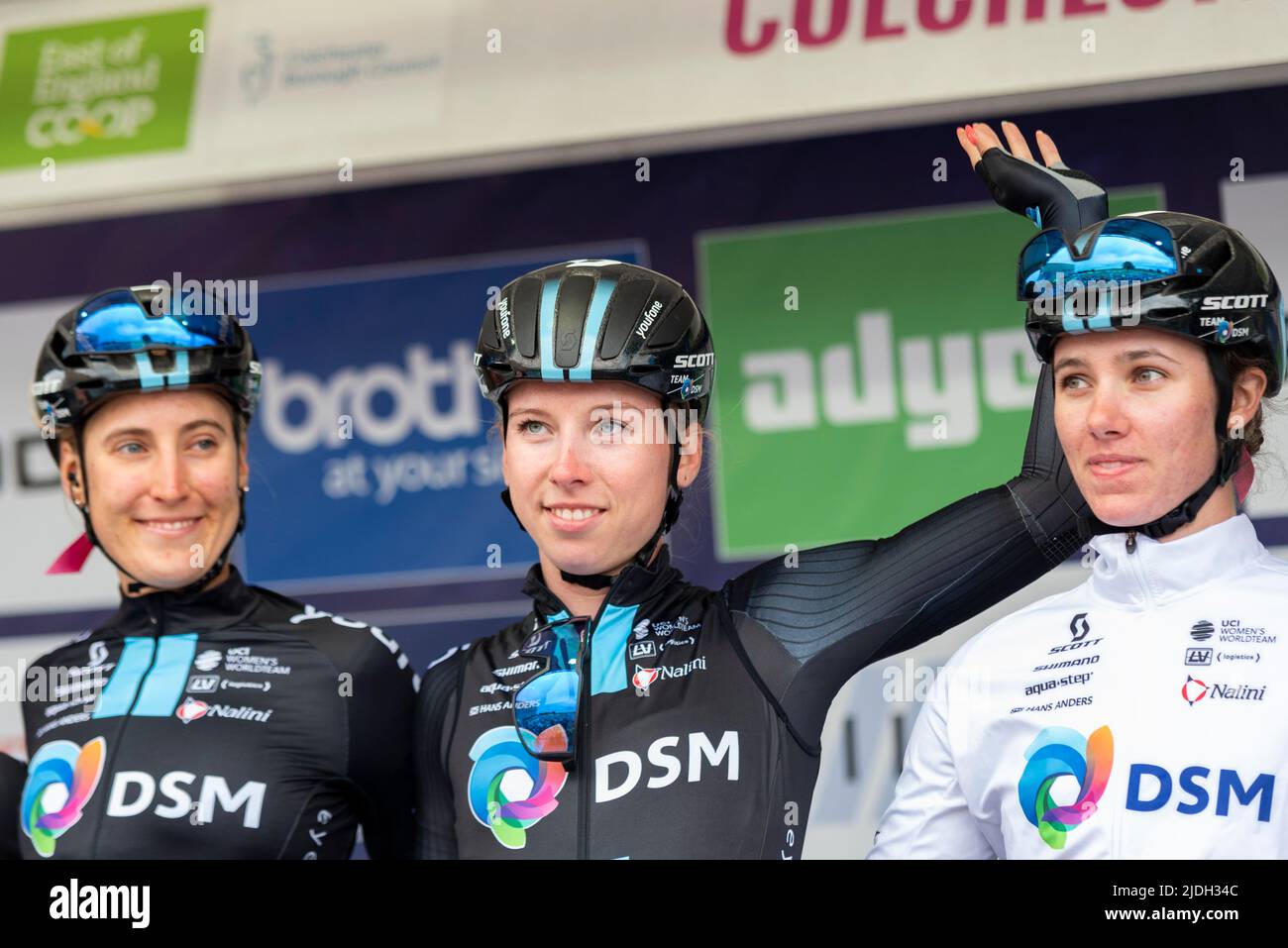 Franziska Koch, Lorena Wiebes, Pfeiffer Georgi, Fahrer des Teams DSM, bevor sie im UCI das Women's Tour Radrennen von Colchester bestieg Stockfoto