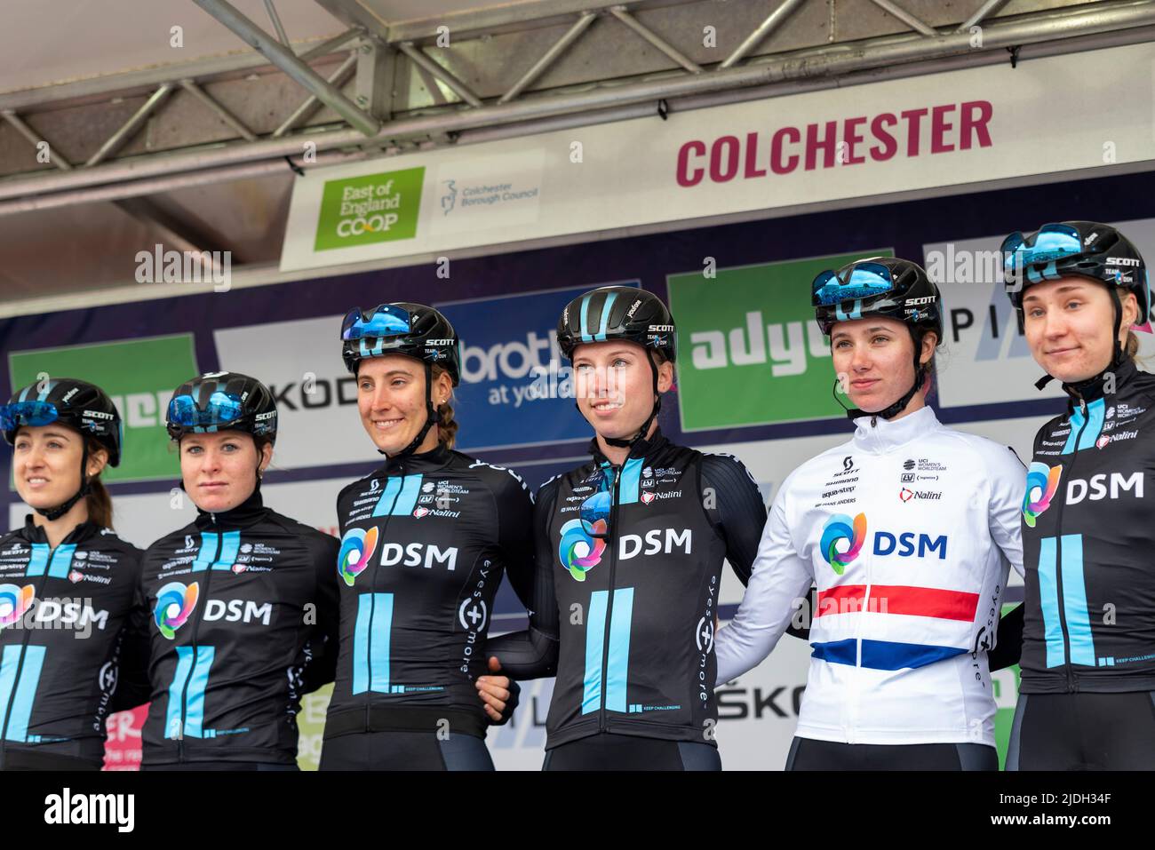 Leah Kirchmann, Charlotte Kool, Franziska Koch, Lorena Wiebes, Pfeiffer Georgi, Megan Jastrab, Fahrer des Teams DSM, bevor sie in der UCI Women's TR Rennen Stockfoto