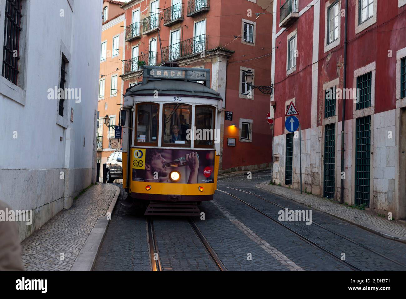 Straßenbahn 28 in einer engen Gasse, Portugal, Lissabon Stockfoto