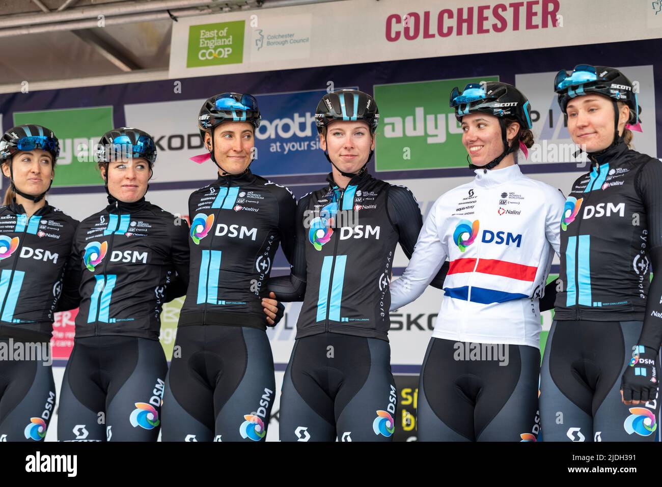Leah Kirchmann, Charlotte Kool, Franziska Koch, Lorena Wiebes, Pfeiffer Georgi, Megan Jastrab, Fahrer des Teams DSM, bevor sie in der UCI Women's TR Rennen Stockfoto