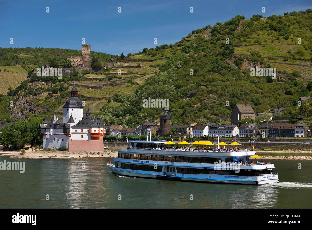 Schloss Gutenfels und Schloss Pfalzgrafenstein, UNESCO-stätte der hertitage, mit dem Kreuzschiff „Vater Rhein“, Deutschland, Rheinland-Pfalz, Kaub Stockfoto