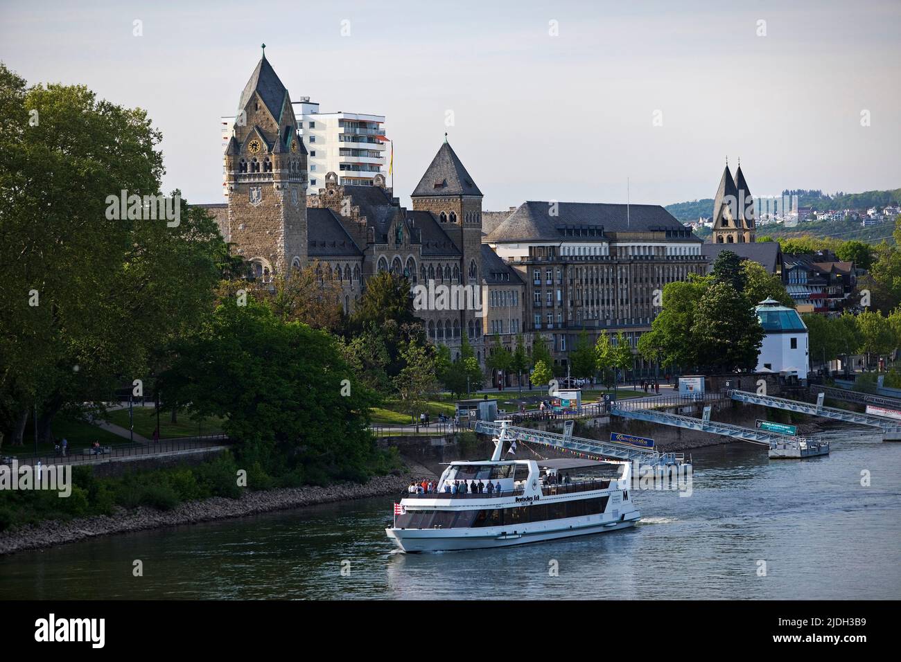 Schiff 'MS Deutsches Eck' auf dem Rhein mit Kurfürstliches Schloss, Deutschland, Rheinland-Pfalz, Koblenz Stockfoto