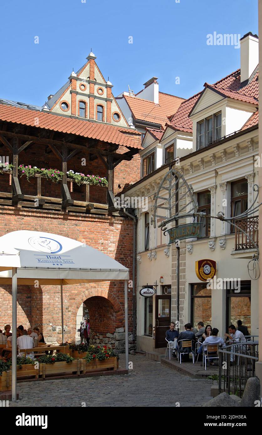 Touristen in einem Café in der historischen Altstadt von Riga, der Hauptstadt von Lettland, Lettland, Riga Stockfoto