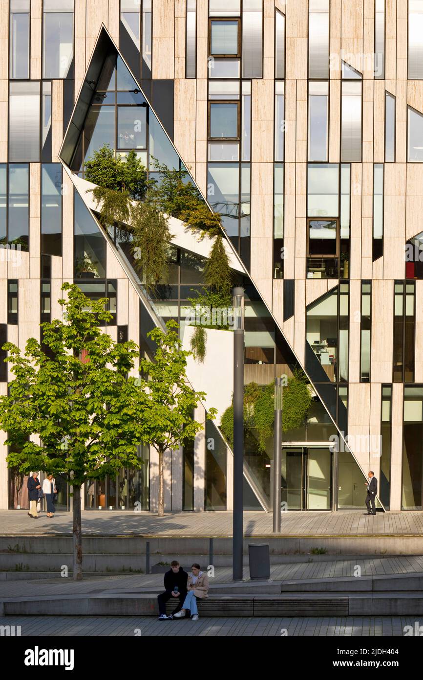 KOE-Bogen mit grünem Schnitt, Einschnitt in die Fassade, Deutschland, Nordrhein-Westfalen, Niederrhein, Düsseldorf Stockfoto